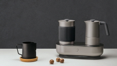 A Moka Coffee Maker Balances the Taste and Intuitive Experience